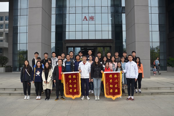 20191029184719337594.jpg 馈赠锦旗.jpg